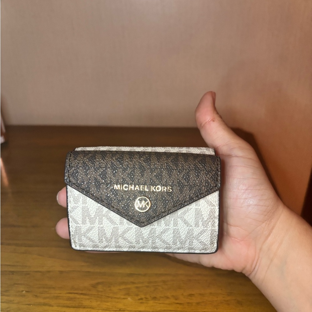 🤎Michael Kors Black and Cream Card Holder